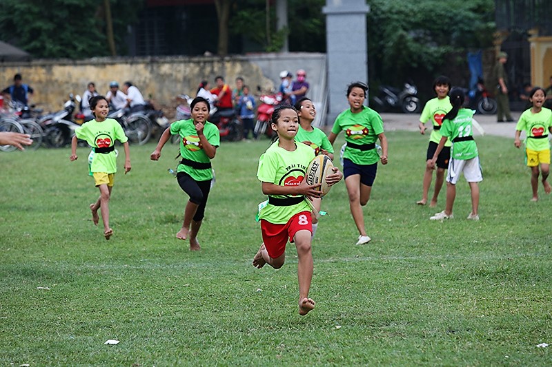 Oanh running fast with rugby ball in a game